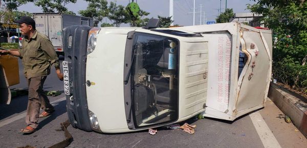 Xe tải lật nhào xuống đại lộ Phạm Văn Đồng.  - Sputnik Việt Nam
