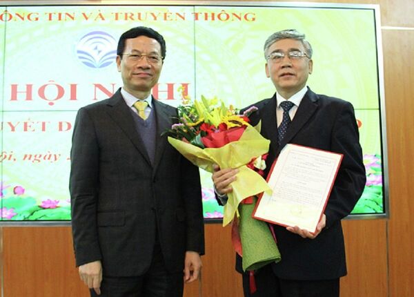 Bộ trưởng Nguyễn Mạnh Hùng trao quyết định bổ nhiệm Cục trưởng Cục Bưu điện Trung ương cho ông Nguyễn Thanh Hải - Sputnik Việt Nam