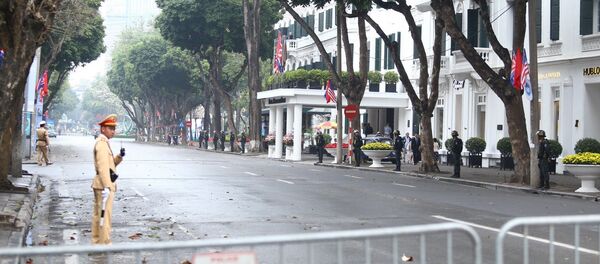 Phố Ngô Quyền, đoạn qua cổng chính khách sạn Metropole đã bị phong tỏa hoàn toàn từ ngã tư Ngô Quyền - Tràng Tiền. - Sputnik Việt Nam