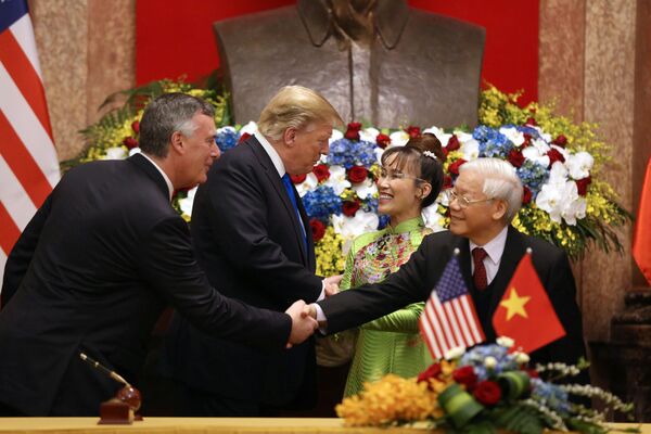 Bà Nguyễn Thị Phương Thảo, Tổng Giám đốc Vietjet và ông Kevin McAllister, Phó Chủ tịch điều hành Tập đoàn Boeing chụp ảnh cùng hai nguyên thủ quốc gia Bà Nguyễn Thị Phương Thảo, Tổng Giám đốc Vietjet và ông Kevin McAllister, Phó Chủ tịch điều hành Tập đoàn Boeing chụp ảnh cùng hai nguyên thủ quốc gia - Sputnik Việt Nam