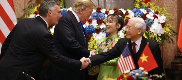 Bà Nguyễn Thị Phương Thảo, Tổng Giám đốc Vietjet  và ông Kevin McAllister, Phó Chủ tịch điều hành Tập đoàn Boeing chụp ảnh cùng hai nguyên thủ quốc gia - Sputnik Việt Nam