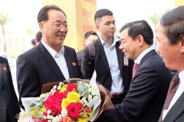 Lãnh đạo Vingroup, ông Nguyễn Việt Quang - Phó chủ tịch kiêm Tổng Giám đốc Vingroup tặng hoa phái đoàn Triều Tiên. - Sputnik Việt Nam