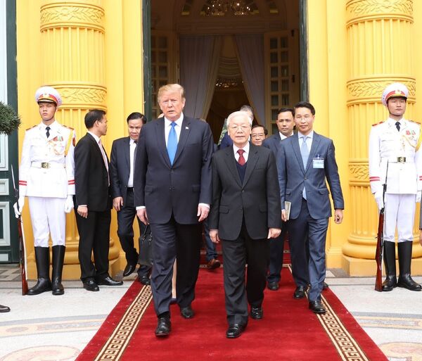 Tổng Bí thư, Chủ tịch nước Nguyễn Phú Trọng tiễn Tổng thống Mỹ Donald Trump.  - Sputnik Việt Nam