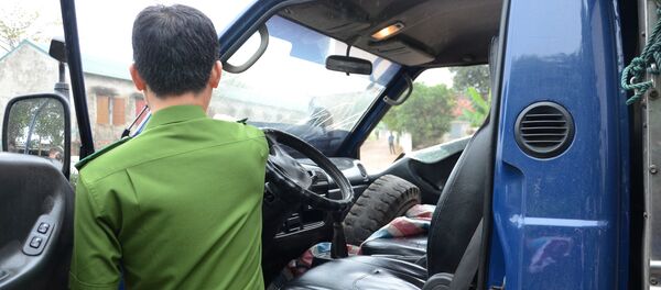 Công an kiểm tra ma túy, nồng độ cồn tài xế xe chở gỗ bỏ chạy, đâm CSGT bị thương - Sputnik Việt Nam