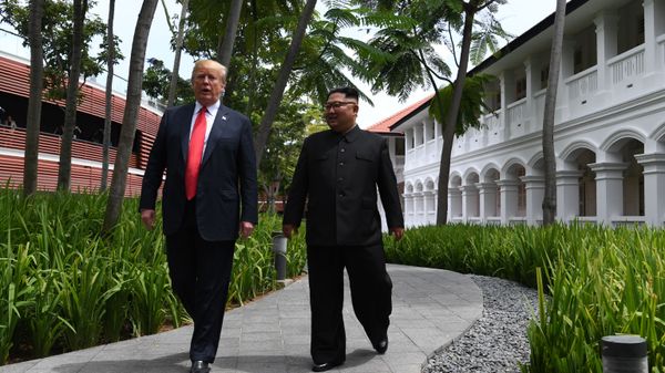 Tổng thống Mỹ Donald Trump và nhà lãnh đạo Triều Tiên Kim Jong-un tại một cuộc họp tại Singapore như một phần của Hội nghị thượng đỉnh Mỹ-Triều Tiên - Sputnik Việt Nam
