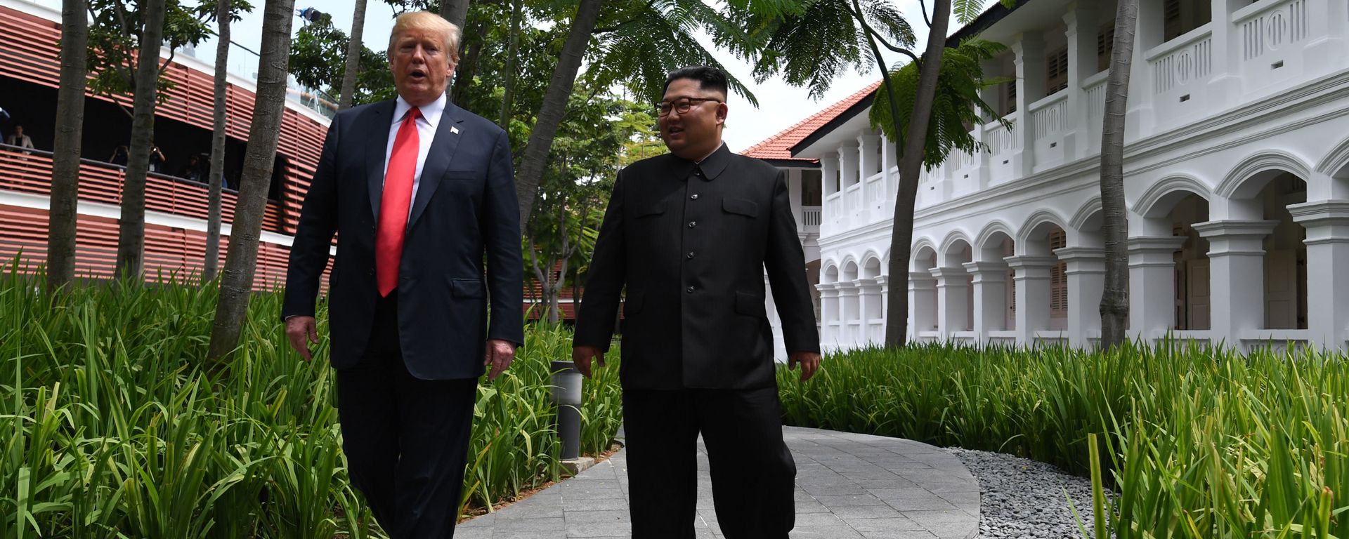 Tổng thống Mỹ Donald Trump và nhà lãnh đạo Triều Tiên Kim Jong-un tại một cuộc họp tại Singapore như một phần của Hội nghị thượng đỉnh Mỹ-Triều Tiên - Sputnik Việt Nam, 1920, 10.09.2020