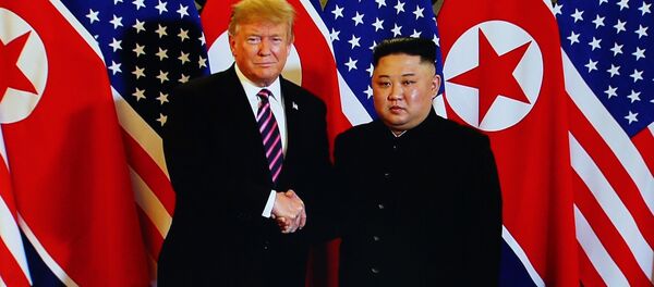 Tổng thống Mỹ Donald Trump và Chủ tịch Triều Tiên Kim Jong-un bắt tay nhau - cái bắt tay lịch sử tại Thủ đô Hà Nội, thành phố vì hòa bình. Tổng thống Mỹ Donald Trump và Chủ tịch Triều Tiên Kim Jong-un bắt tay nhau - cái bắt tay lịch sử tại Thủ đô Hà Nội, thành phố vì hòa bình. - Sputnik Việt Nam