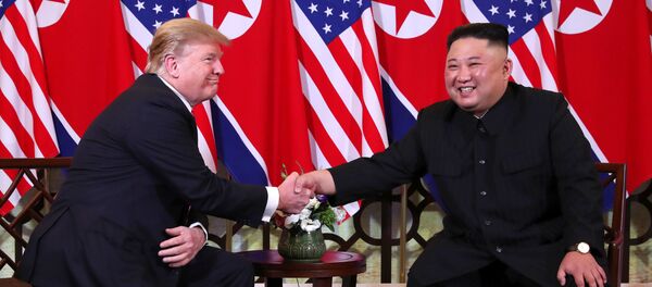 Cú bắt tay lịch sử ở Hà Nội của Tổng thống Mỹ Donald Trump và Chủ tịch Triều Tiên Kim Jong Un - Sputnik Việt Nam