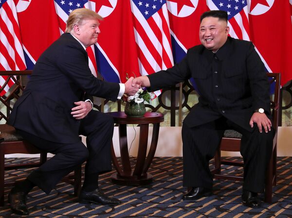 Cú bắt tay lịch sử ở Hà Nội của Tổng thống Mỹ Donald Trump và Chủ tịch Triều Tiên Kim Jong Un  - Sputnik Việt Nam