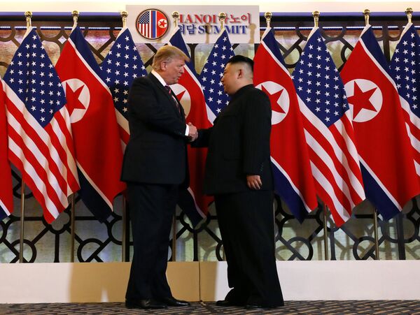 Tổng thống Hoa Kỳ Donald Trump và nhà lãnh đạo Triều Tiên Kim Jong Un bắt tay trước cuộc gặp riêng tại Hội nghị thượng đỉnh Mỹ-Triều lần thứ hai, khách sạn Metropole ở Hà Nội, Việt Nam ngày 27 tháng 2 năm 2019 - Sputnik Việt Nam