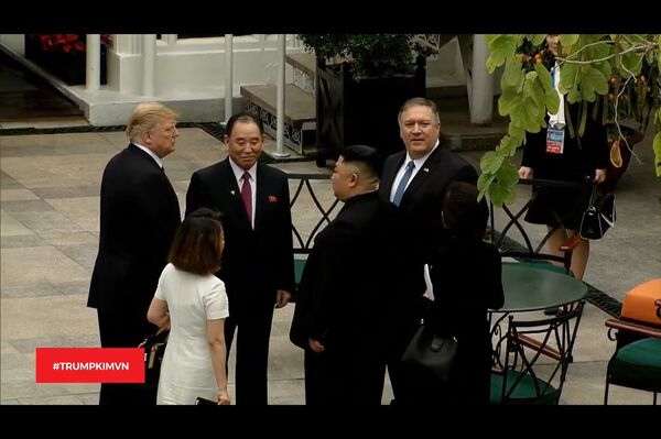 Sau cuộc hội đàm, hai nhà lãnh đạo bước ra vườn.  - Sputnik Việt Nam