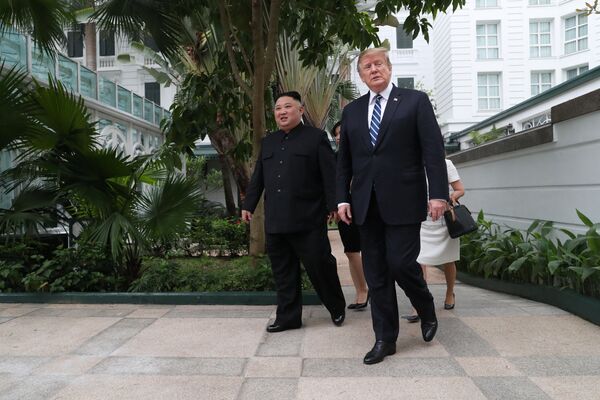 Tổng thống Hoa Kỳ Donald Trump và nhà lãnh đạo Triều Tiên Kim Jong-un tại Hội nghị thượng đỉnh Mỹ- Triều Tiên lần thứ hai tại Hà Nội, Việt Nam - Sputnik Việt Nam