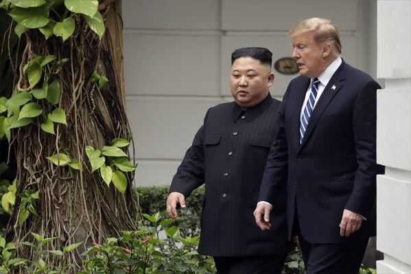 Tổng thống Hoa Kỳ Donald Trump và nhà lãnh đạo Triều Tiên Kim Jong-un tại Hội nghị thượng đỉnh Mỹ- Triều Tiên lần thứ hai tại Hà Nội, Việt Nam - Sputnik Việt Nam