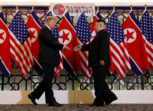 Tổng thống Hoa Kỳ Donald Trump và nhà lãnh đạo Triều Tiên Kim Jong-un tại Hội nghị thượng đỉnh Mỹ- Triều Tiên lần thứ hai tại Hà Nội, Việt Nam - Sputnik Việt Nam