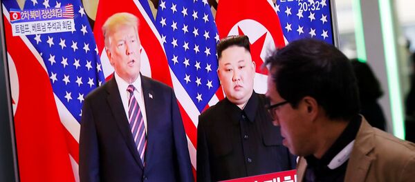 Phát sóng đưa tin cuộc gặp giữa Tổng thống Mỹ Donald Trump và nhà lãnh đạo Triều Tiên Kim Jong-un trên màn hình TV ở Seoul, Hàn Quốc - Sputnik Việt Nam
