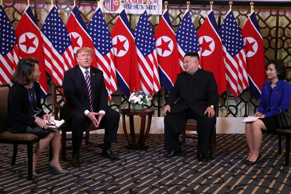 Tổng thống Hoa Kỳ Donald Trump và nhà lãnh đạo Triều Tiên Kim Jong-un tại Hội nghị thượng đỉnh Mỹ- Triều Tiên lần thứ hai tại Hà Nội, Việt Nam - Sputnik Việt Nam