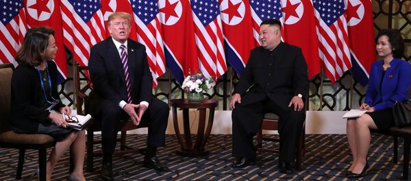 Tổng thống Hoa Kỳ Donald Trump và nhà lãnh đạo Triều Tiên Kim Jong-un tại Hội nghị thượng đỉnh Mỹ- Triều Tiên lần thứ hai tại Hà Nội, Việt Nam Tổng thống Hoa Kỳ Donald Trump và nhà lãnh đạo Triều Tiên Kim Jong-un tại Hội nghị thượng đỉnh Mỹ- Triều Tiên lần thứ hai tại Hà Nội, Việt Nam - Sputnik Việt Nam