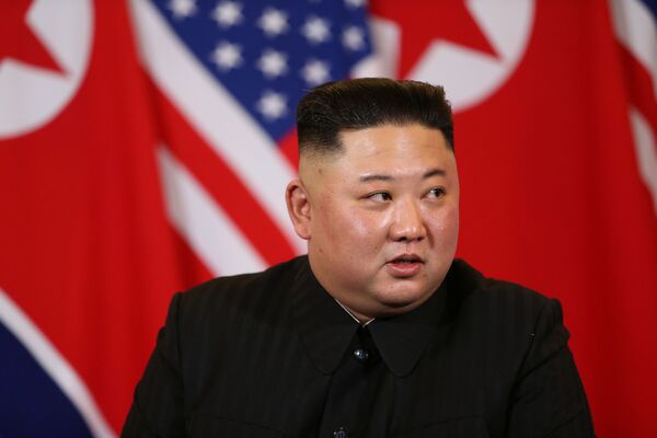 Nhà lãnh đạo CHDCND Triều Tiên Kim Jong-un trong cuộc gặp với Tổng thống Mỹ Donald Trump tại Hà Nội - Sputnik Việt Nam