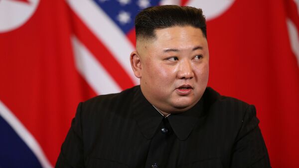 Nhà lãnh đạo CHDCND Triều Tiên Kim Jong-un trong cuộc gặp với Tổng thống Mỹ Donald Trump tại Hà Nội - Sputnik Việt Nam