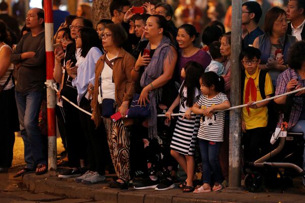 Người Hà Nội cạnh khách sạn Metropol đang chờ đợi sự xuất hiện của Tổng thống Mỹ Donald Trump - Sputnik Việt Nam