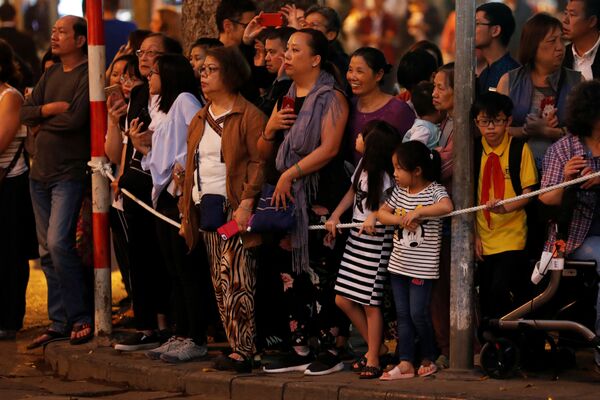 Người Hà Nội cạnh khách sạn Metropol đang chờ đợi sự xuất hiện của Tổng thống Mỹ Donald Trump - Sputnik Việt Nam