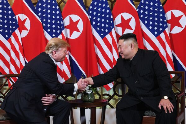 Tổng thống Hoa Kỳ Donald Trump và nhà lãnh đạo Triều Tiên Kim Jong-un tại Hội nghị thượng đỉnh Mỹ- Triều Tiên lần thứ hai tại Hà Nội, Việt Nam - Sputnik Việt Nam