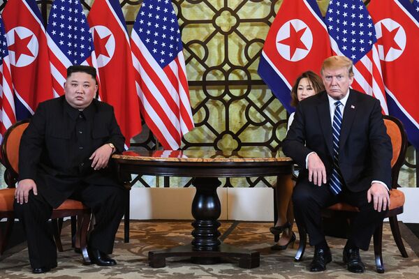 Tổng thống Hoa Kỳ Donald Trump và nhà lãnh đạo Triều Tiên Kim Jong-un tại Hội nghị thượng đỉnh Mỹ- Triều Tiên lần thứ hai tại Hà Nội, Việt Nam - Sputnik Việt Nam