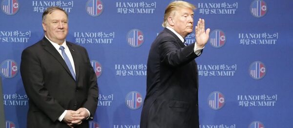 Tổng thống Mỹ Donald Trump kết thúc cuộc họp báo lúc 14 giờ 50 phút để rời khách sạn ra sân bay. - Sputnik Việt Nam