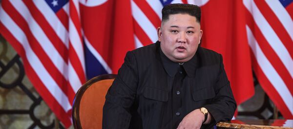 Nhà lãnh đạo CHDCND Triều Tiên Kim Jong-un trong cuộc gặp với Tổng thống Mỹ Donald Trump tại Hà Nội Nhà lãnh đạo CHDCND Triều Tiên Kim Jong-un trong cuộc gặp với Tổng thống Mỹ Donald Trump tại Hà Nội - Sputnik Việt Nam