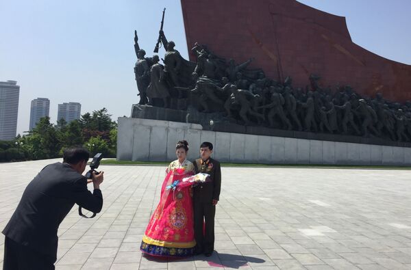 Cặp vợ chồng mới cưới chụp ảnh trong bên cảnh các di tích cách mạng ở CHDCND Triều Tiên Cặp vợ chồng mới cưới chụp ảnh trong bên cảnh các di tích cách mạng ở CHDCND Triều Tiên - Sputnik Việt Nam