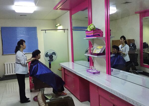 Cắt tóc ở Bắc Triều Tiên Cắt tóc ở Bắc Triều Tiên - Sputnik Việt Nam