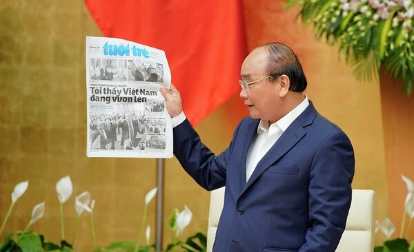Thủ tướng cho rằng hình ảnh Tổng thống Mỹ Donald Trump cầm quốc kỳ Việt Nam rất có ý nghĩa đối với quan hệ hai nước - Sputnik Việt Nam