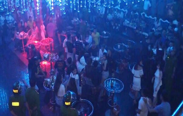 Quán bar Gossip lúc cảnh sát ập vào kiểm tra.  - Sputnik Việt Nam