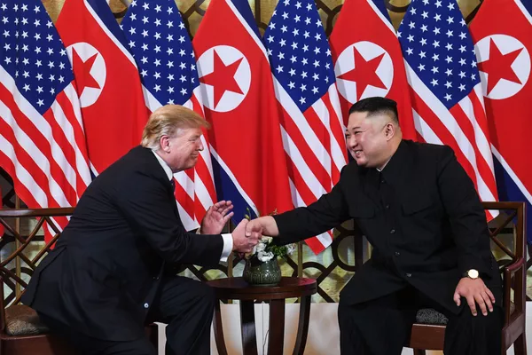 Nhà lãnh đạo Triều Tiên Kim Jong-un và Tổng thống Mỹ Donald Trump trong hội nghị thượng đỉnh Mỹ-Triều Tiên lần thứ hai tại Hà Nội, Việt Nam Nhà lãnh đạo Triều Tiên Kim Jong-un và Tổng thống Mỹ Donald Trump trong hội nghị thượng đỉnh Mỹ-Triều Tiên lần thứ hai tại Hà Nội, Việt Nam - Sputnik Việt Nam