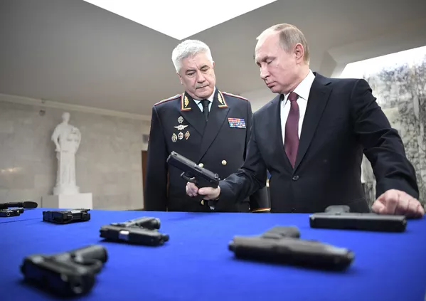 Tổng thống LB Nga Vladimir Putin và Bộ trưởng Bộ nội vụ LB Nga Vladimir Kolokoltsev đang thăm quan triển lãm trước phiên họp thường niên của Hội đồng Bộ nội vụ LB Nga Tổng thống LB Nga Vladimir Putin và Bộ trưởng Bộ nội vụ LB Nga Vladimir Kolokoltsev đang thăm quan triển lãm trước phiên họp thường niên của Hội đồng Bộ nội vụ LB Nga - Sputnik Việt Nam