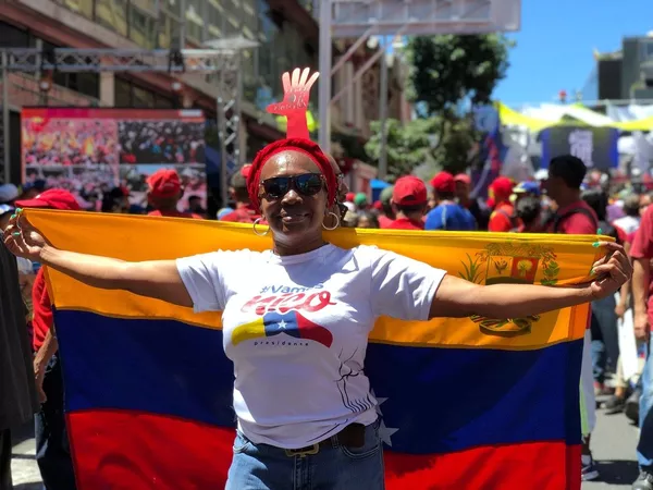 Một phụ nữ tham gia cuộc biểu tình ủng hộ Tổng thống Venezuela Nicolas Maduro ở Caracas Một phụ nữ tham gia cuộc biểu tình ủng hộ Tổng thống Venezuela Nicolas Maduro ở Caracas - Sputnik Việt Nam