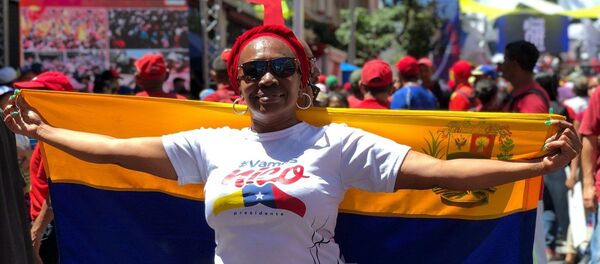 Một phụ nữ tham gia cuộc biểu tình ủng hộ Tổng thống Venezuela Nicolas Maduro ở Caracas - Sputnik Việt Nam