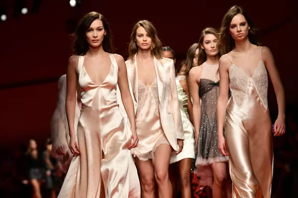 Bella Hadid và những người mẫu khác giới thiệu bộ sưu tập bộ thời trang dành cho phụ nữ ở Milan Bella Hadid và những người mẫu khác giới thiệu bộ sưu tập bộ thời trang dành cho phụ nữ ở Milan - Sputnik Việt Nam