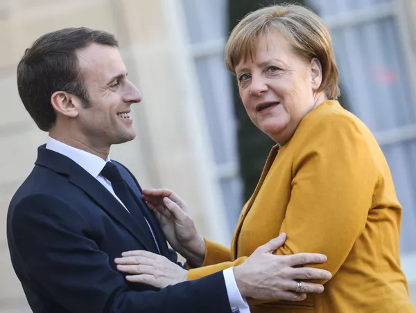Tổng thống Pháp Emmanuel Macron và Thủ tướng Đức Angela Merkel chào nhau trước khi bắt đầu cuộc họp làm việc tại Paris Tổng thống Pháp Emmanuel Macron và Thủ tướng Đức Angela Merkel chào nhau trước khi bắt đầu cuộc họp làm việc tại Paris - Sputnik Việt Nam