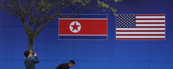 Cư dân Hà Nội tạo dáng trước hình ảnh lá cờ Bắc Triều Tiên và Mỹ trong những ngày diễn ra hội nghị thượng đỉnh Bắc Triều Tiên-Mỹ tại Hà Nội - Sputnik Việt Nam