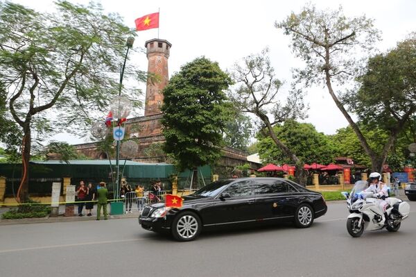 Đoàn xe của Chủ tịch Triều Tiên Kim Jong-un di chuyển qua khu vực Cột cờ Hà Nội trên đường Điện Biên Phủ để đến Phủ Chủ tịch, nơi diễn ra Lễ đón chính thức Đoàn xe của Chủ tịch Triều Tiên Kim Jong-un di chuyển qua khu vực Cột cờ Hà Nội trên đường Điện Biên Phủ để đến Phủ Chủ tịch, nơi diễn ra Lễ đón chính thức - Sputnik Việt Nam