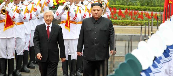 Tổng Bí thư, Chủ tịch nước Nguyễn Phú Trọng và Chủ tịch Triều Tiên Kim Jong-un duyệt Đội danh dự Quân đội nhân dân Việt Nam - Sputnik Việt Nam