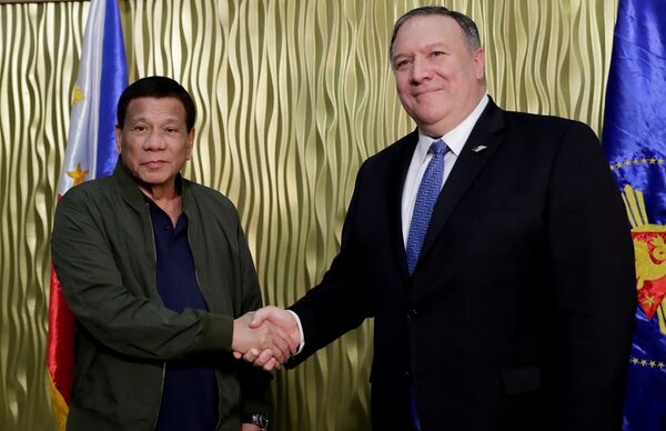 Rodrigo Duterte và Mike Pompeo Rodrigo Duterte và Mike Pompeo - Sputnik Việt Nam