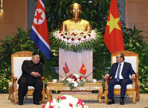 Thủ tướng Nguyễn Xuân Phúc hội kiến Chủ tịch Triều Tiên Kim Jong-un Thủ tướng Nguyễn Xuân Phúc hội kiến Chủ tịch Triều Tiên Kim Jong-un - Sputnik Việt Nam