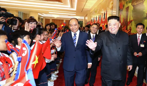 Thủ tướng Nguyễn Xuân Phúc và Chủ tịch Triều Tiên Kim Jong-un vẫy chào đáp lại các thiếu nhi Hà Nội chào mừng đoàn đại biểu Triều Tiên thăm Việt Nam Thủ tướng Nguyễn Xuân Phúc và Chủ tịch Triều Tiên Kim Jong-un vẫy chào đáp lại các thiếu nhi Hà Nội chào mừng đoàn đại biểu Triều Tiên thăm Việt Nam - Sputnik Việt Nam