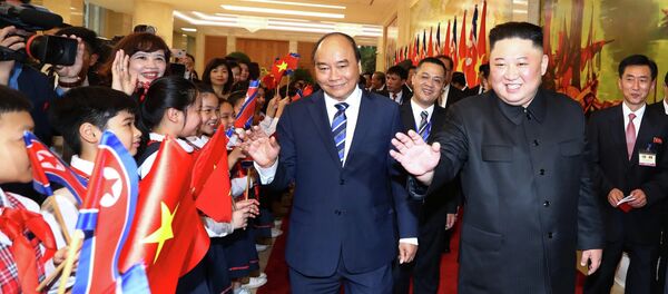 Thủ tướng Nguyễn Xuân Phúc và Chủ tịch Triều Tiên Kim Jong-un vẫy chào đáp lại các thiếu nhi Hà Nội chào mừng đoàn đại biểu Triều Tiên thăm Việt Nam - Sputnik Việt Nam