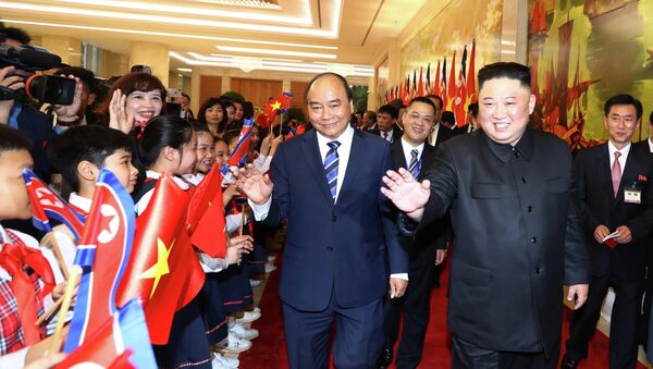 Thủ tướng Nguyễn Xuân Phúc và Chủ tịch Triều Tiên Kim Jong-un vẫy chào đáp lại các thiếu nhi Hà Nội chào mừng đoàn đại biểu Triều Tiên thăm Việt Nam - Sputnik Việt Nam