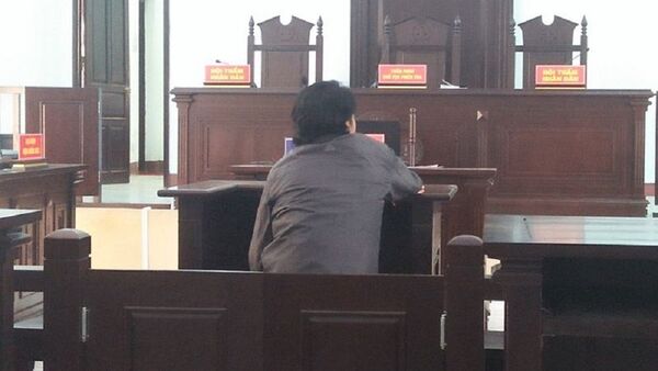 Bị cáo ngồi chơ vơ nơi khán phòng vắng lặng, chỉ mình anh ngồi đó. - Sputnik Việt Nam