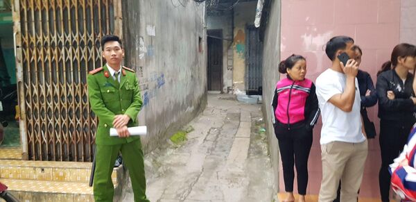 Ngõ 25 đường Hoàng Hoa Thám nơi dẫn vào ngôi nhà xảy ra vụ thảm sát đang được lực lượng chức năng chốt chặn, phong toả hiện trường - Sputnik Việt Nam