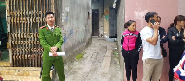 Ngõ 25 đường Hoàng Hoa Thám nơi dẫn vào ngôi nhà xảy ra vụ thảm sát đang được lực lượng chức năng chốt chặn, phong toả hiện trường - Sputnik Việt Nam